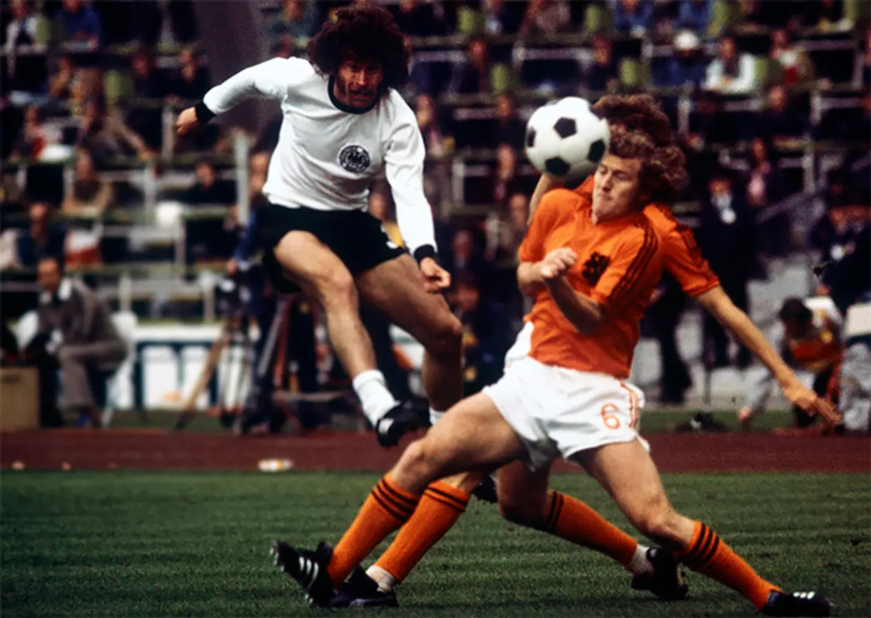 Почему Голландия играла в форме с тремя полосками adidas, а Кройфф – с двумя