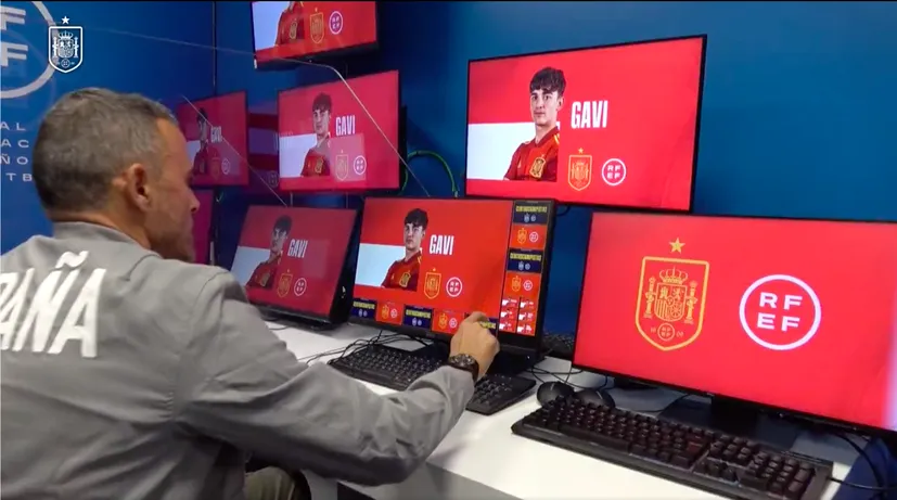 Заявку сборной Испании назвали в комнате ВАР. До этого Энрике использовал карточки FIFA 22 и развешивал именные маски