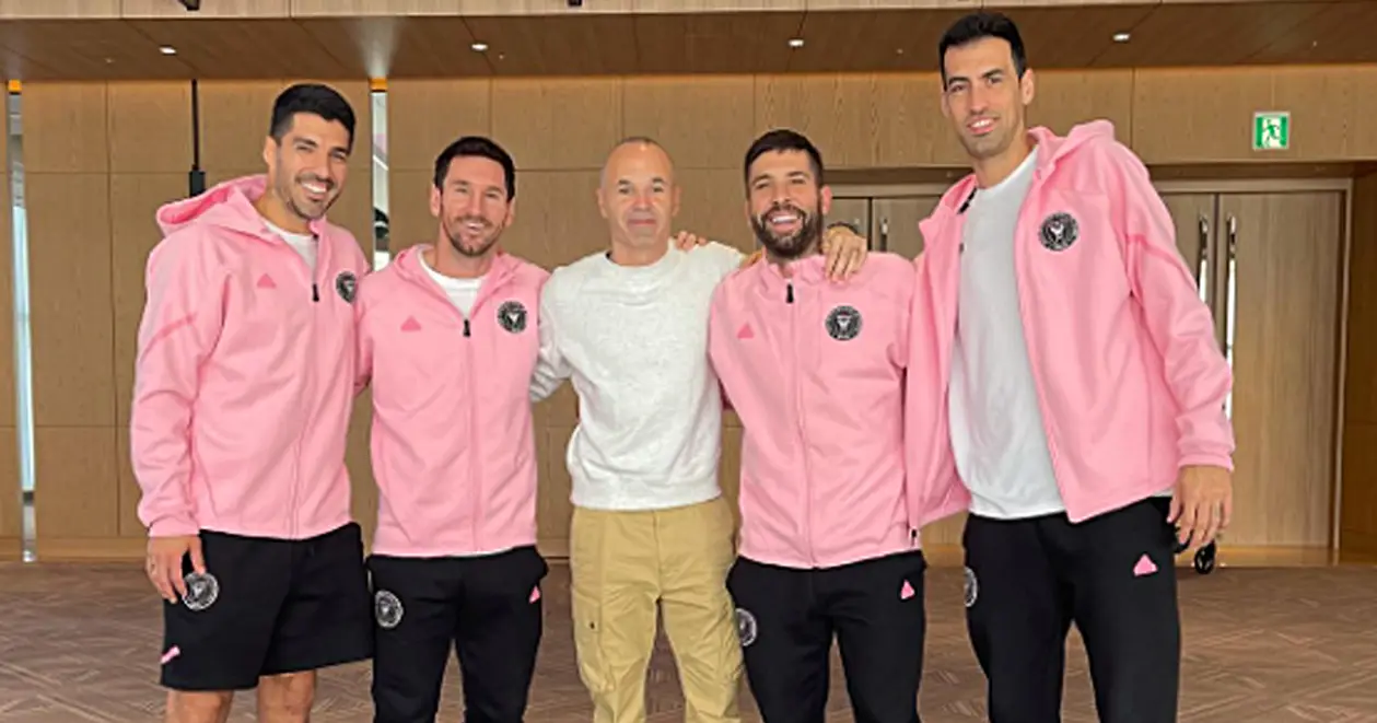 Одні легенди на фото: колишні гравці «Барселони» зустрілися у Японії