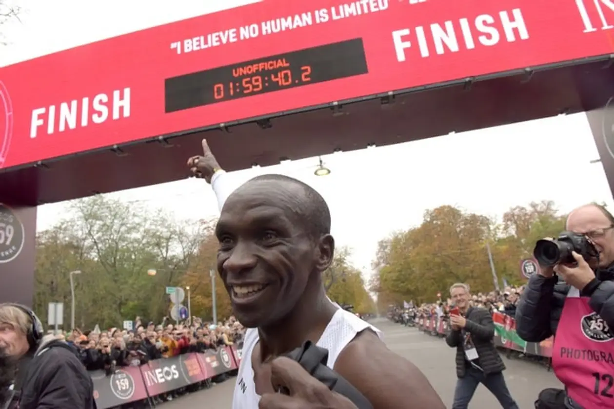 Кипчоге – первый, кто пробежал марафон быстрее чем за 2 часа. Ему помогали 150 человек