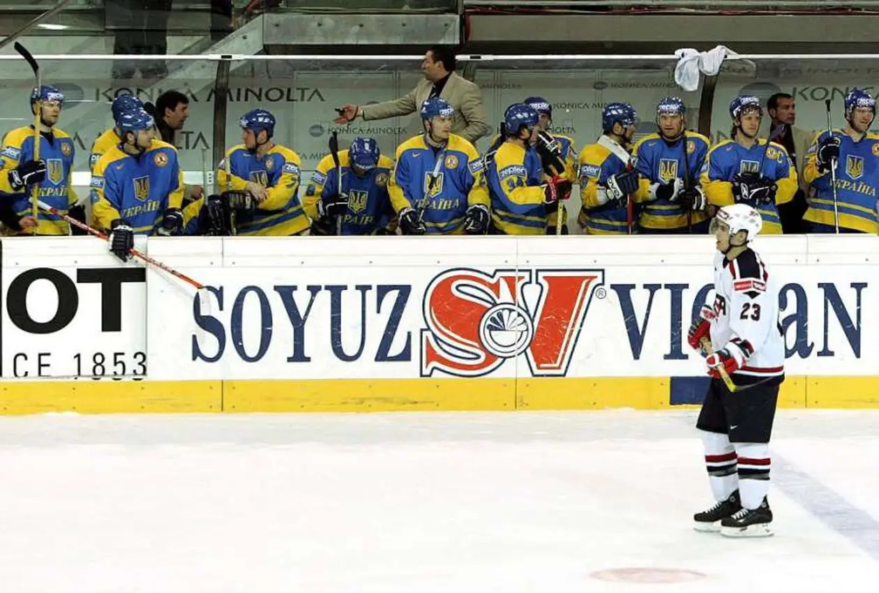 Українські хокеїсти допомагають армії