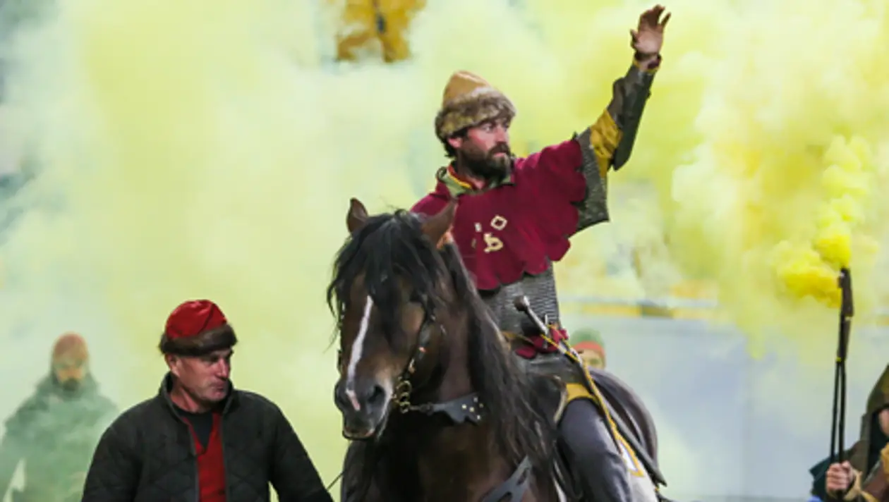 Байкери, лицарі і король Данило на коні: шоу «Руха» на першому домашньому матчі УПЛ 