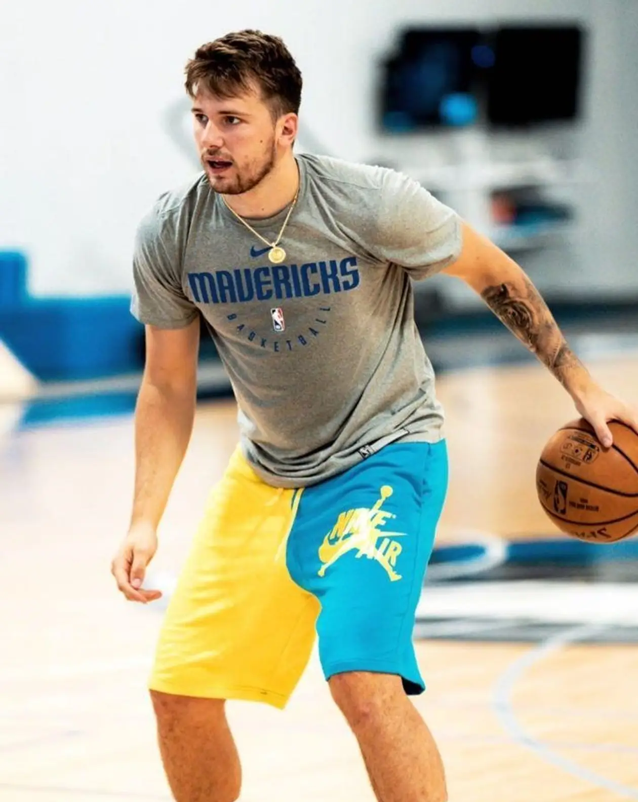 Лука Дончич готовится к рестарту НБА в потрясных шортах цвета украинского флага