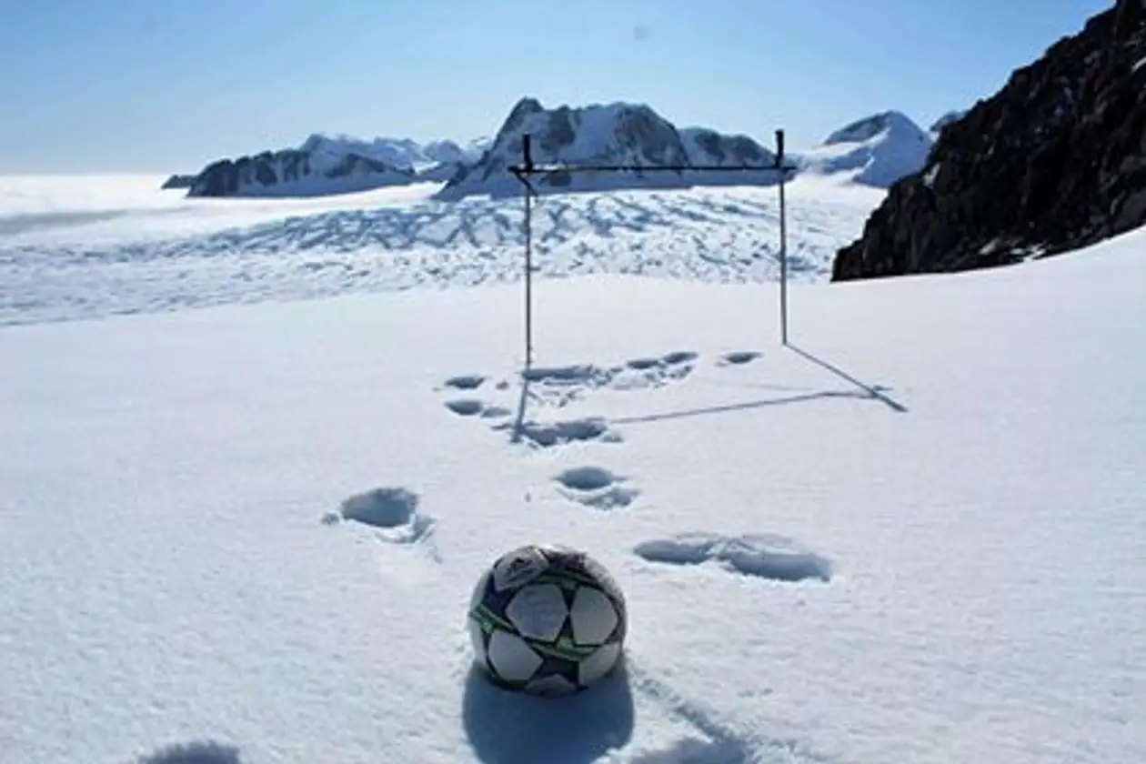 Українці грають в футбол в Антарктиді: замість поля – озеро, переможцю – тарілка, мріють про трансляції в інтернеті