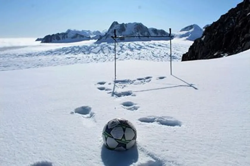 Українці грають в футбол в Антарктиді: замість поля – озеро, переможцю – тарілка, мріють про трансляції в інтернеті