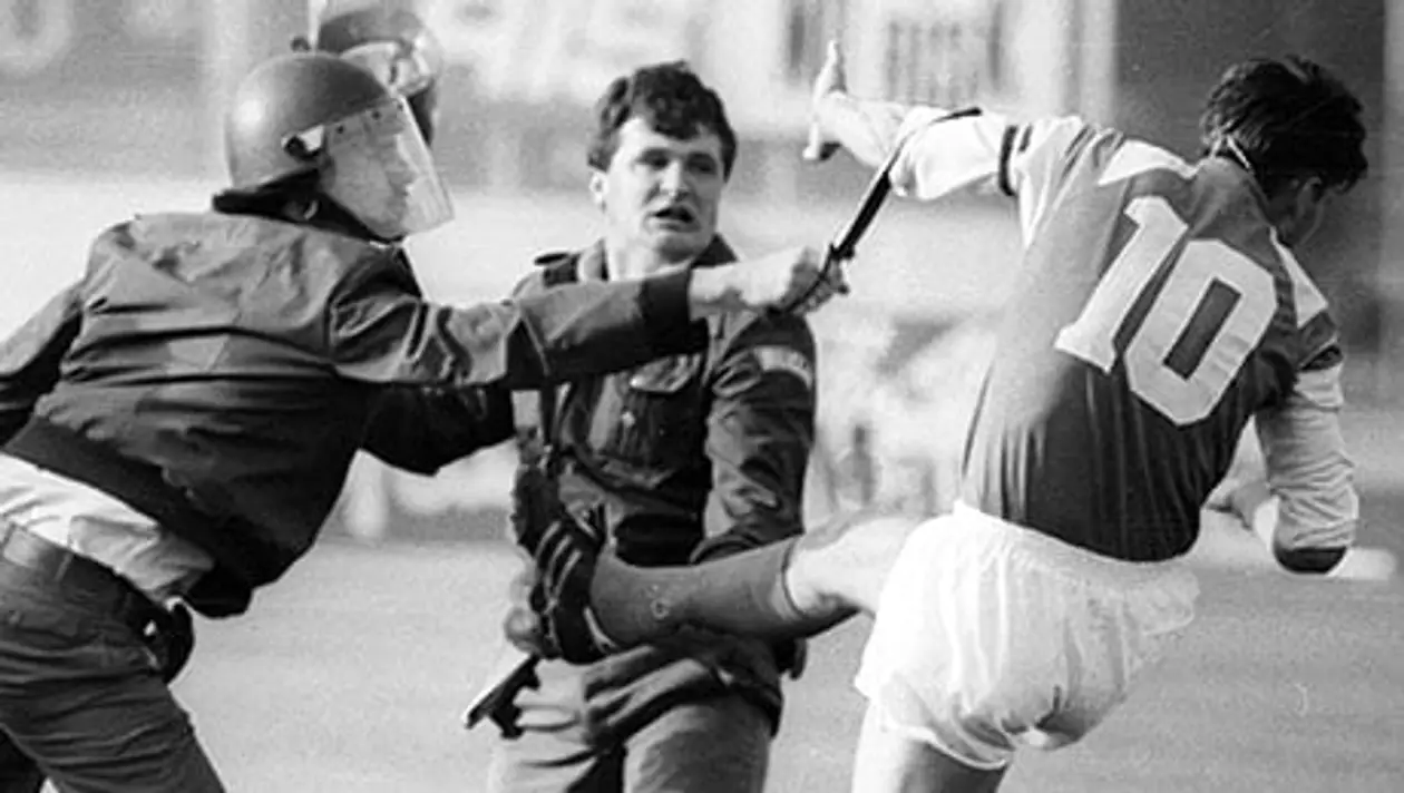 30 лет назад Бобан ударил полицейского во время матча с «Црвеной Звездой». В Хорватии считают, что с этого началась война