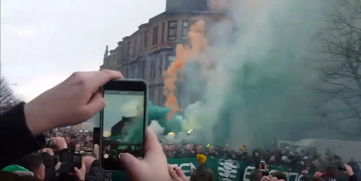 Фанаты «Селтика» окрасили улицы Глазго в зеленый перед дерби с «Рейнджерс»