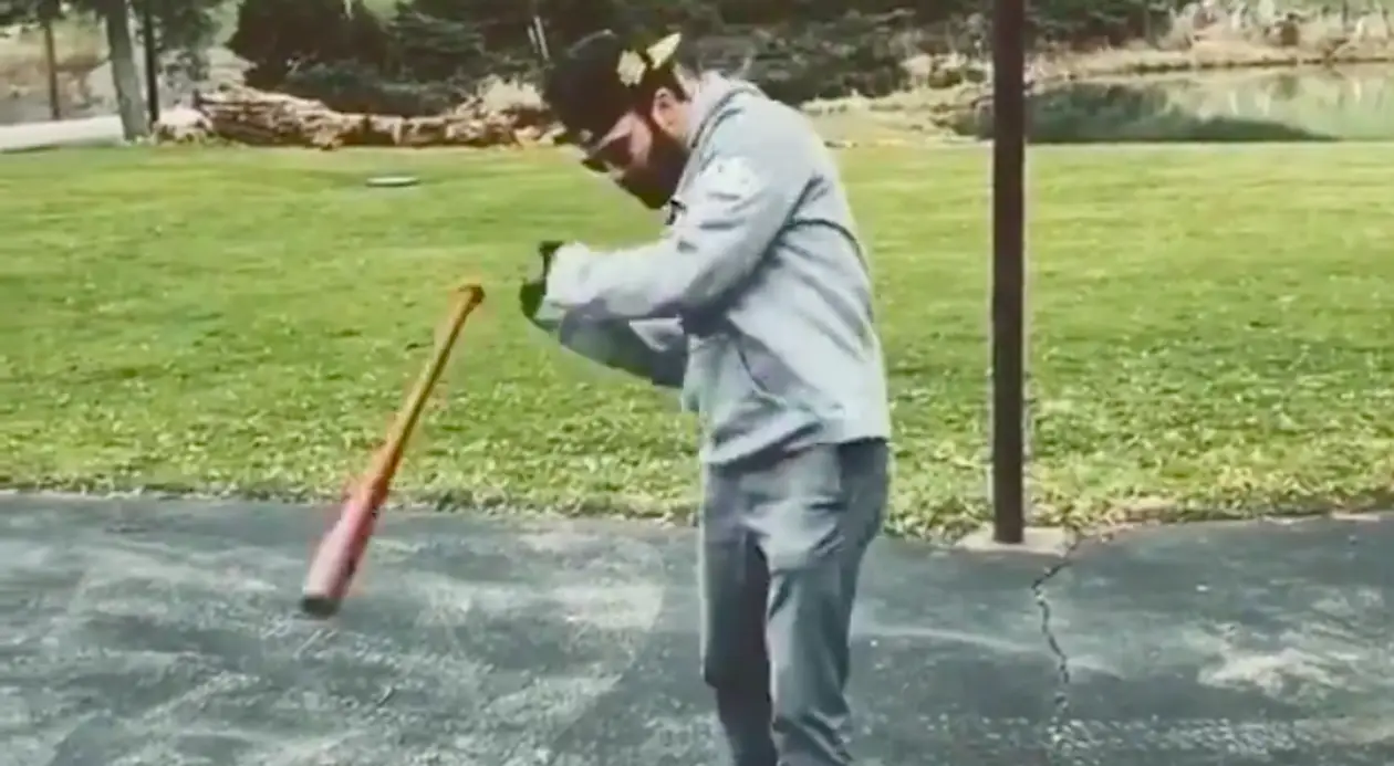 Невероятные трюки с бейсбольной битой, которые ты пересмотришь тысячу раз