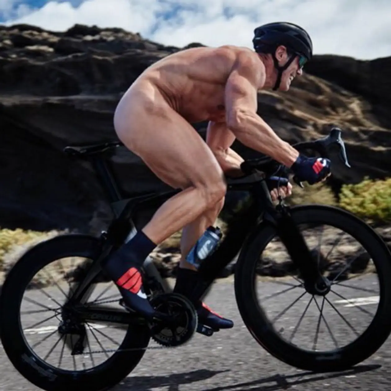 50-летний велогонщик разделся для рекламы