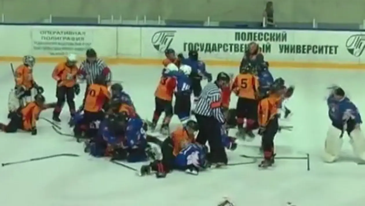 Видео дня. Украинская детская хоккейная команда подралась с белорусами