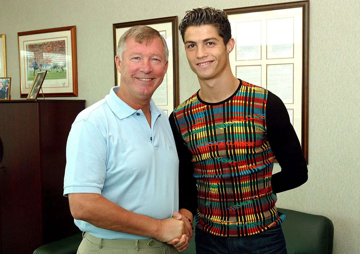 Первый контракт с «МЮ» Роналду подписал в пестром свитере Versace. В раздевалке не оценили