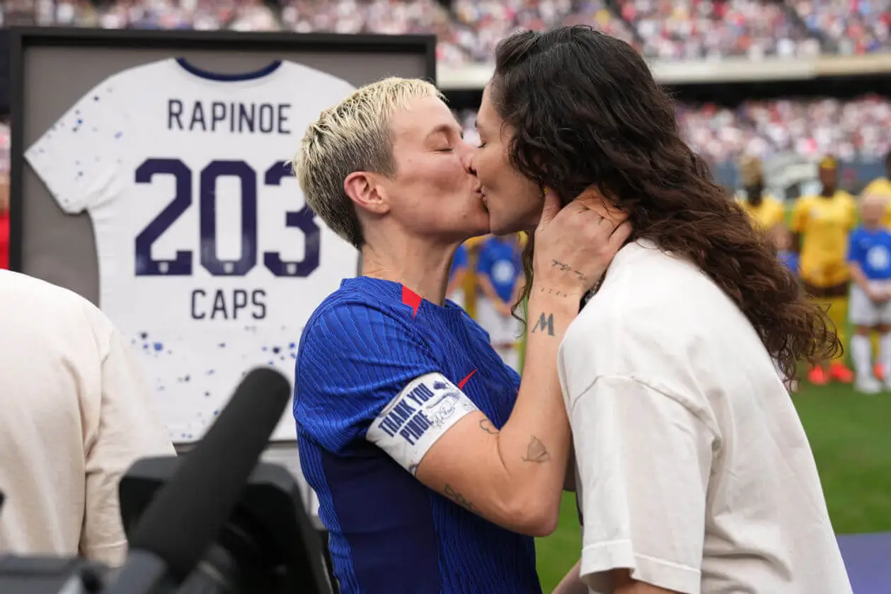 Меган Рапіно зніме футбольне телешоу з дружиною за мотивами одностатевого любовного роману