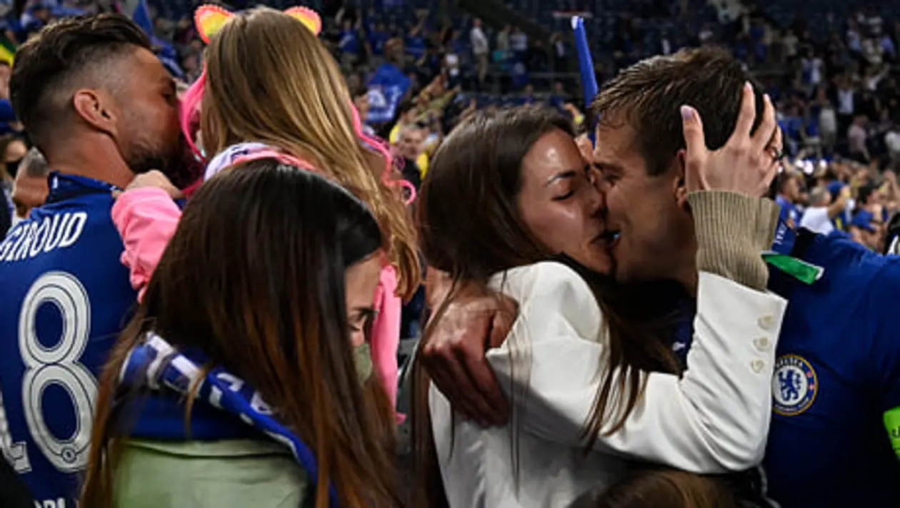 Нет ничего лучше семейных празднований: поцелуи, объятия и просто счастье всего «Челси» после финала ЛЧ