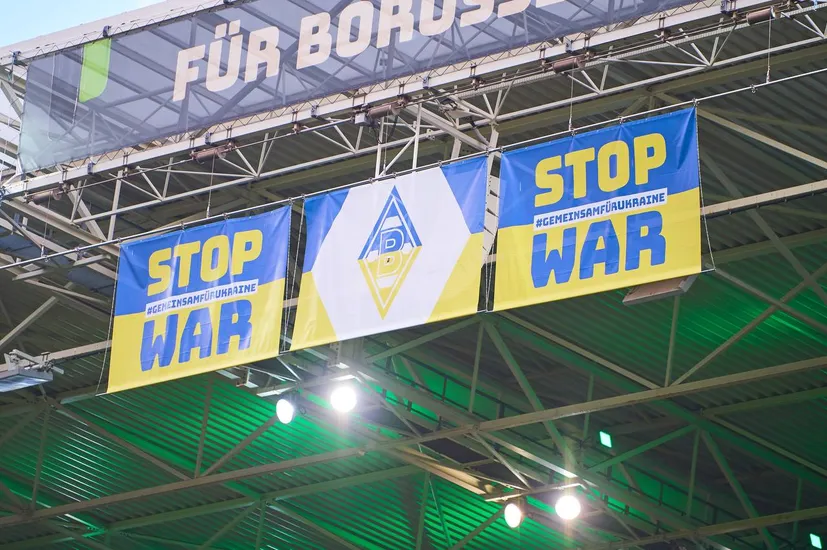 «Боруссія» М підтримала Україну в матчі Бундесліги. Майорів синьо-жовтий прапор та заклик зупинити війну
