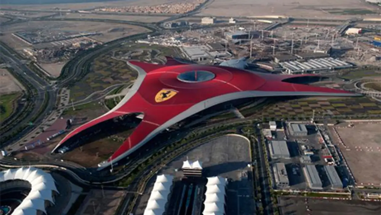 «Это не мираж в пустыне». Как выглядит парк Ferrari World в Абу-Даби