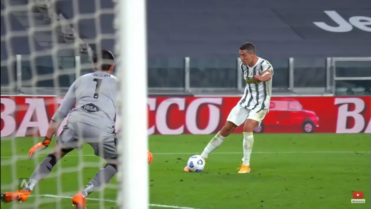 Есть первый гол Роналду в новом сезоне Серии А. Кажется, он перепутал футбол с бильярдом