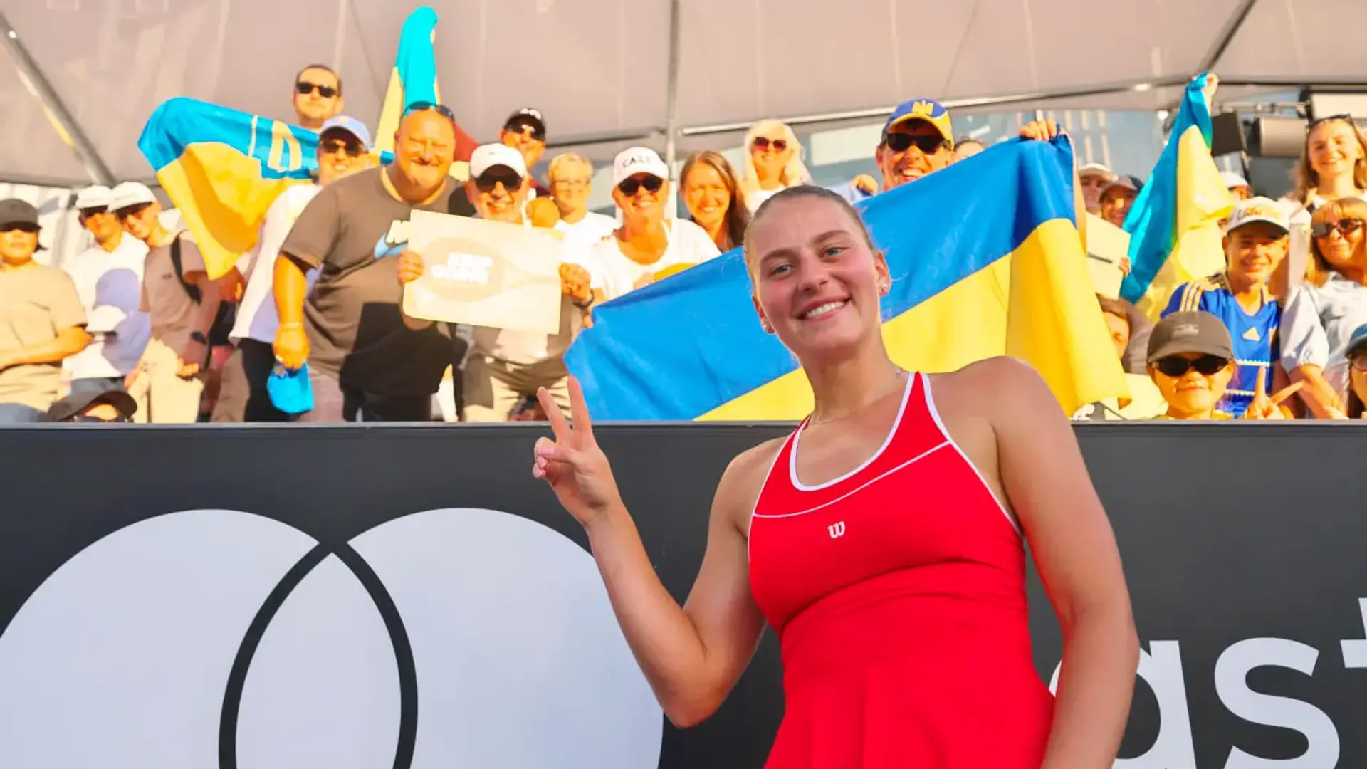 Це дуже мило: Костюк підбігла до фанатів з прапором України після перемоги на Australian Open