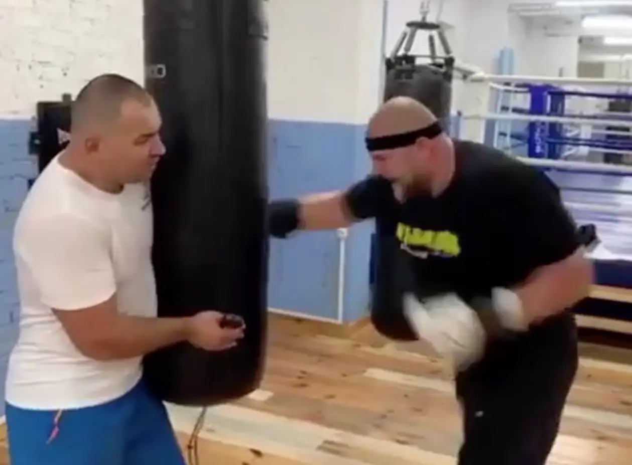 Украинский супертяжеловес мощно избивает боксерский мешок. Настоящий Халк
