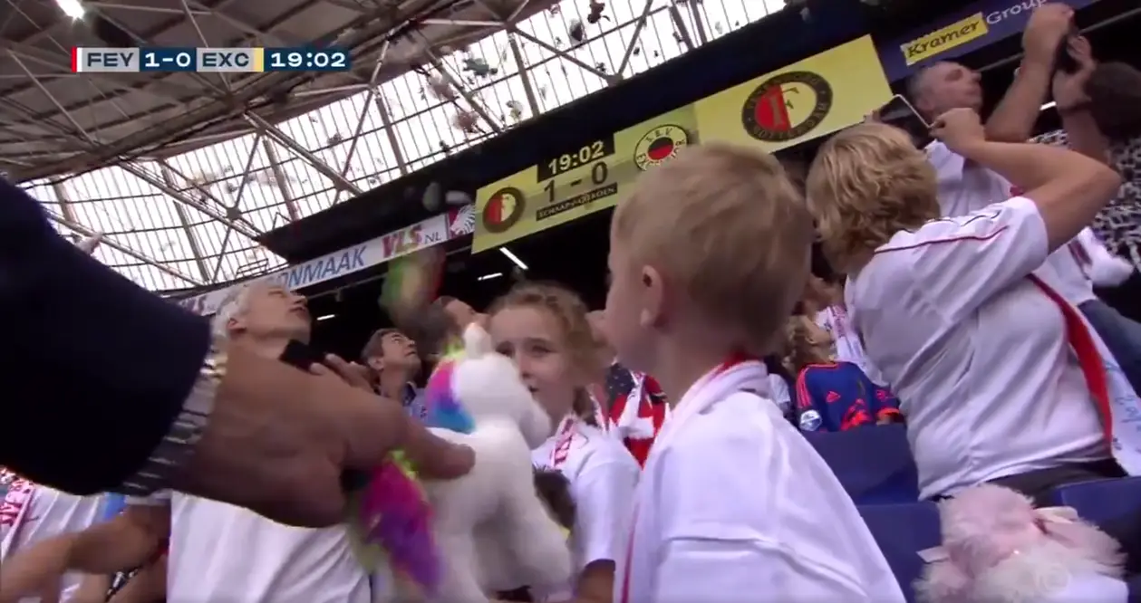 Голландские фанаты закидали детей плюшевыми игрушками во время матча