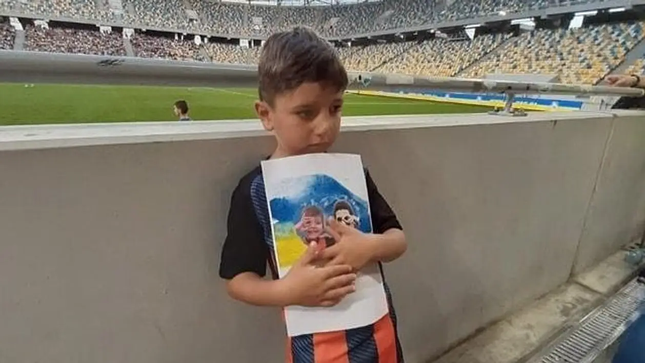 🥺 Маленький фанат Тайсона приготовил милейший плакат, но бразилец не прилетел на матч со «Львовом»