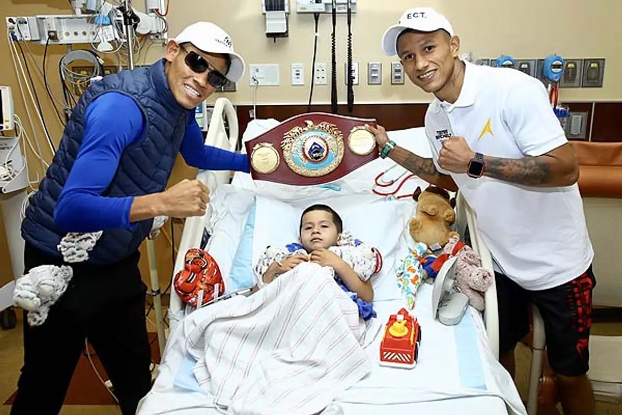 Мексиканские боксеры посетили детскую больницу перед боем: так они получают дополнительную мотивацию