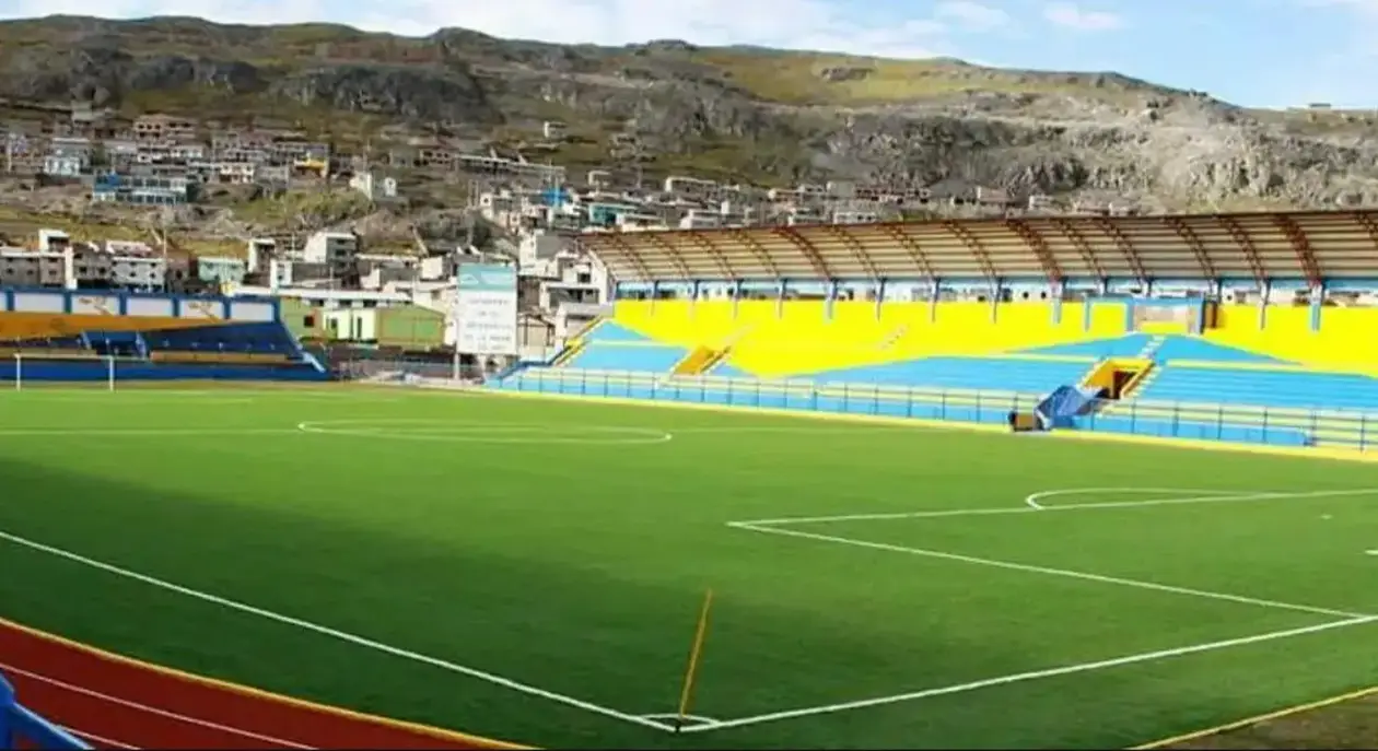 А ви знали, що найвищий стадіон знаходиться в Перу, а футболісти перед матчем п'ють віагру
