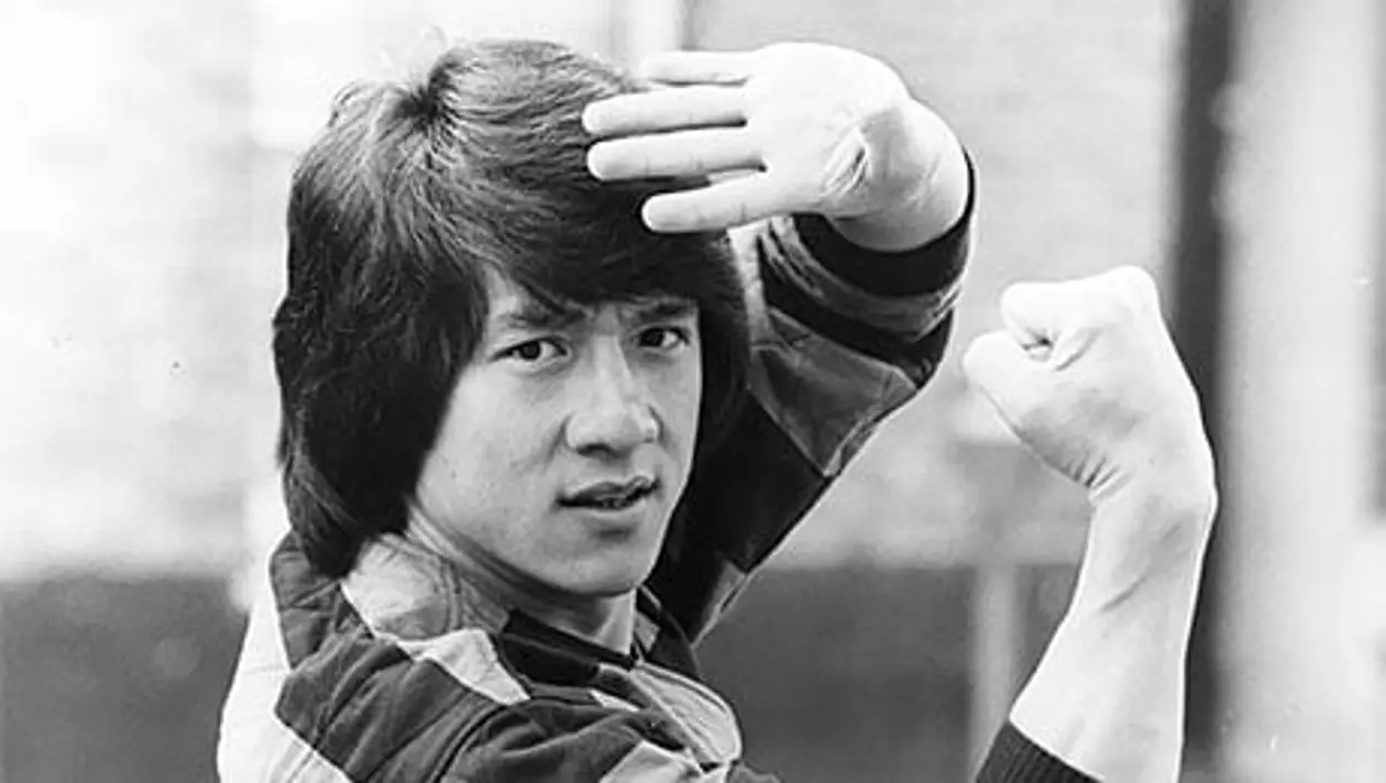 Джеки Чан перенес 3000 травм на съемках фильмов. Его вырубал Брюс Ли, а до карьеры в кино он снимался в порно
