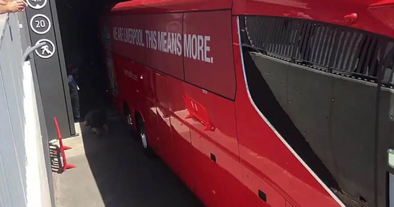 Автобус «Ливерпуля» застрял, паркуясь на стадионе «Атлетико»
