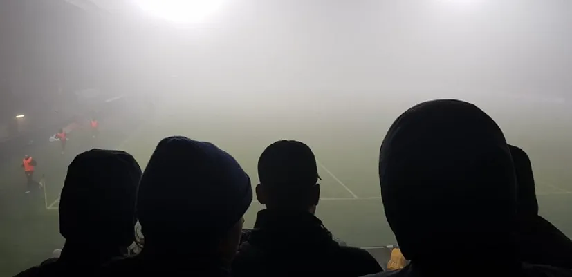 Густой туман на матче «Фейеноорда». Забили два гола, мужик утащил угловой флажок, игру остановили