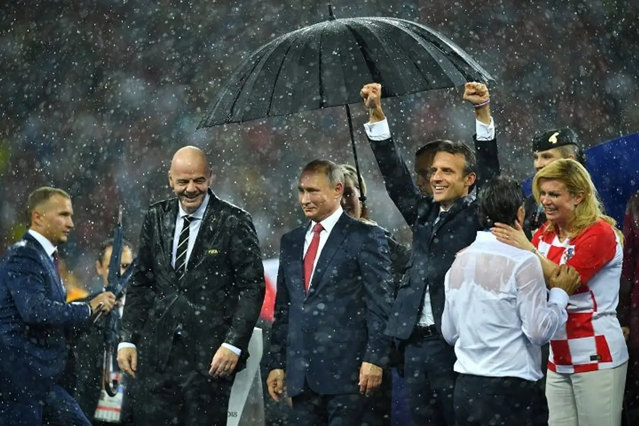 Секьюрити спасали Путина от дождя. И забыли об остальных