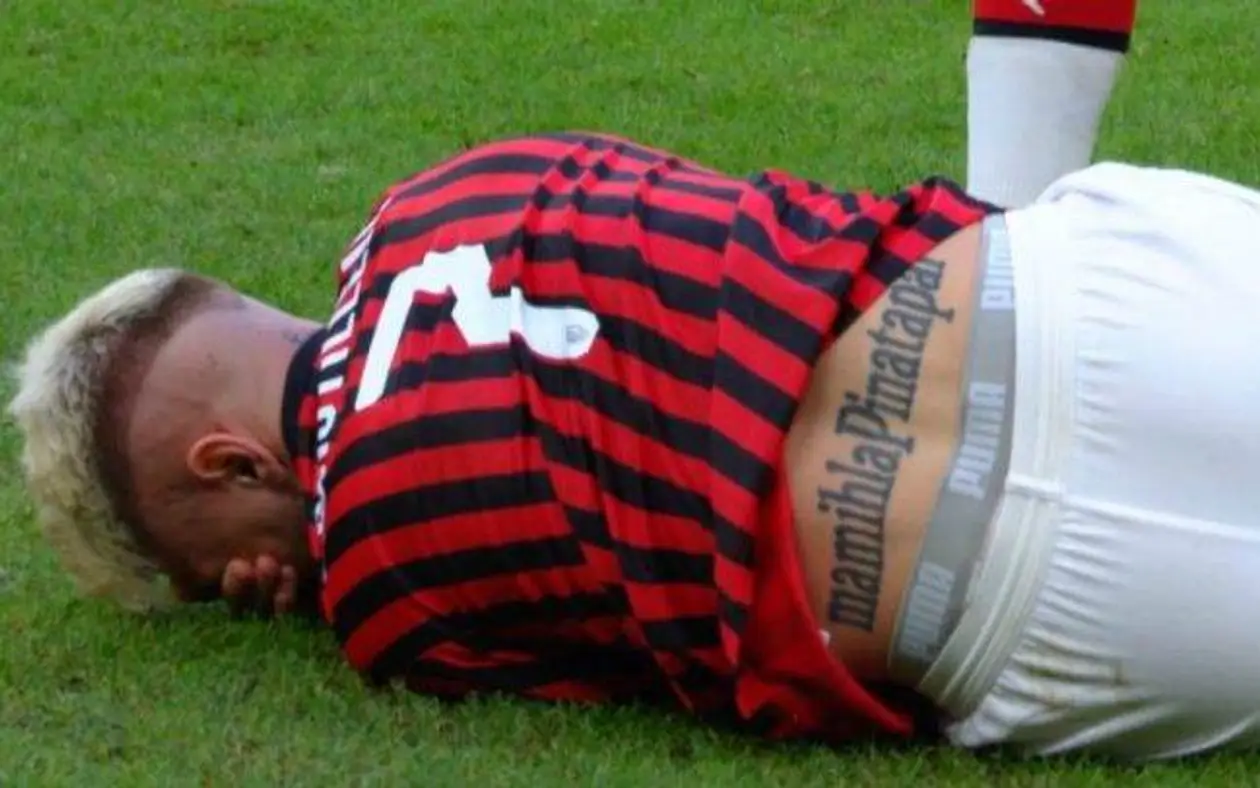 На спине игрока «Милана» тату со словом из умирающего языка с самым емким значением. Рассказываем, что оно значит