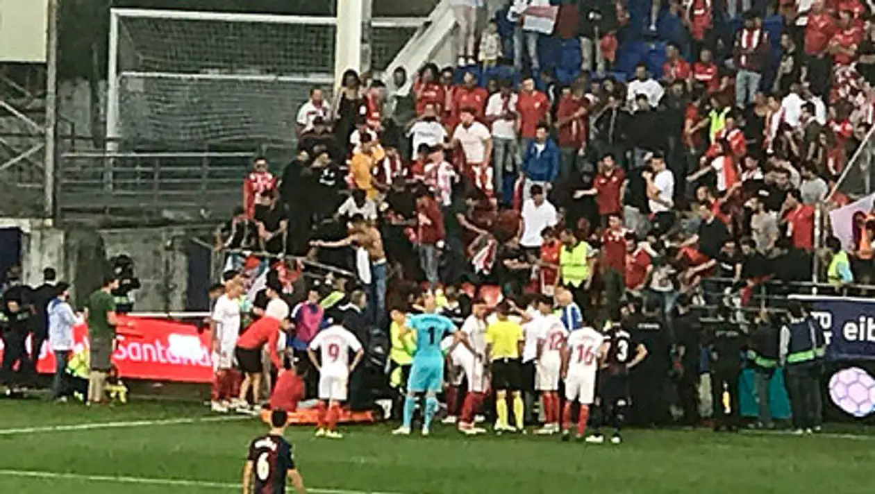 На стадионе «Эйбара» сломалось ограждение. 30 фанатов выпали на поле