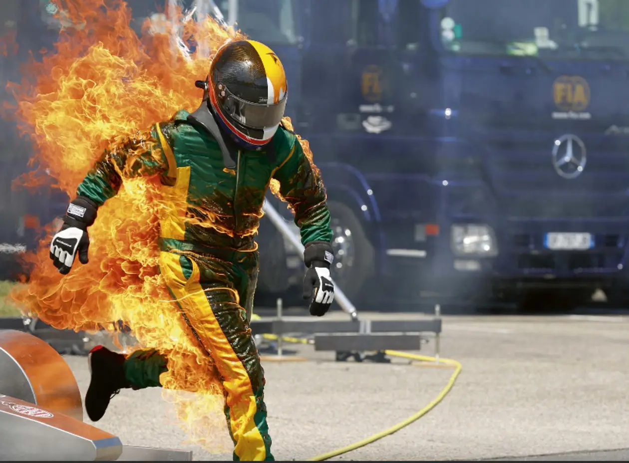 Тесты новых огнеупорных костюмов «Формулы-1» – настоящий хардкор. Ткань поджигали на людях