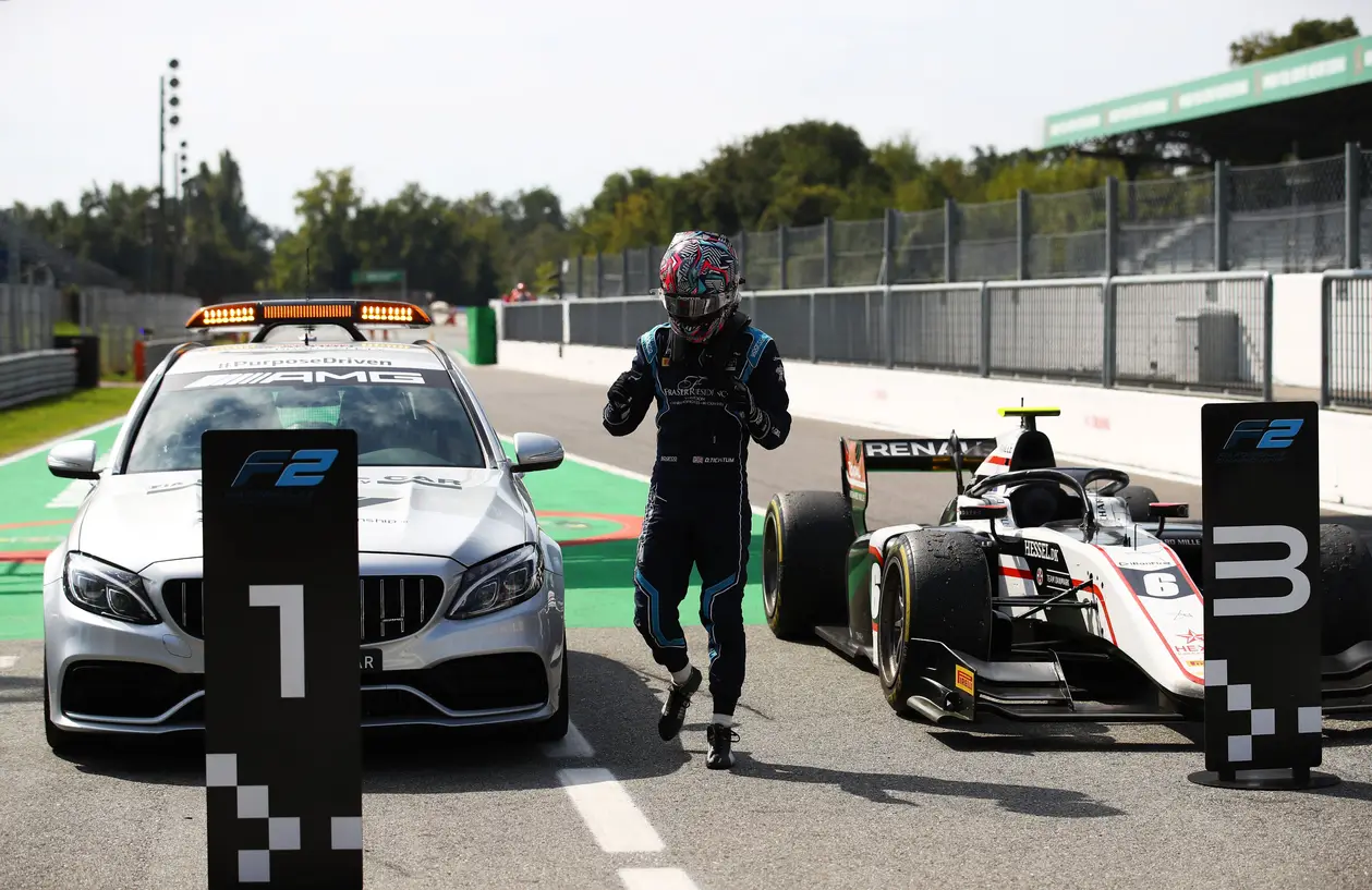 Воскресный спринт «Формулы-2» – гонщик прибыл на подиум на машине медицинской помощи