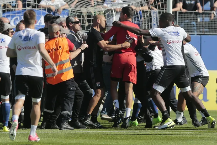 Дичь дня. Фанаты «Бастии» атаковали игроков «Лиона» прямо на стадионе