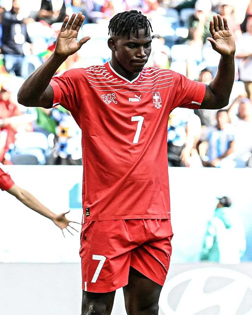 Гравець збірної Швейцарії не святкував свій гол у ворота Камеруна. Чому?🤔