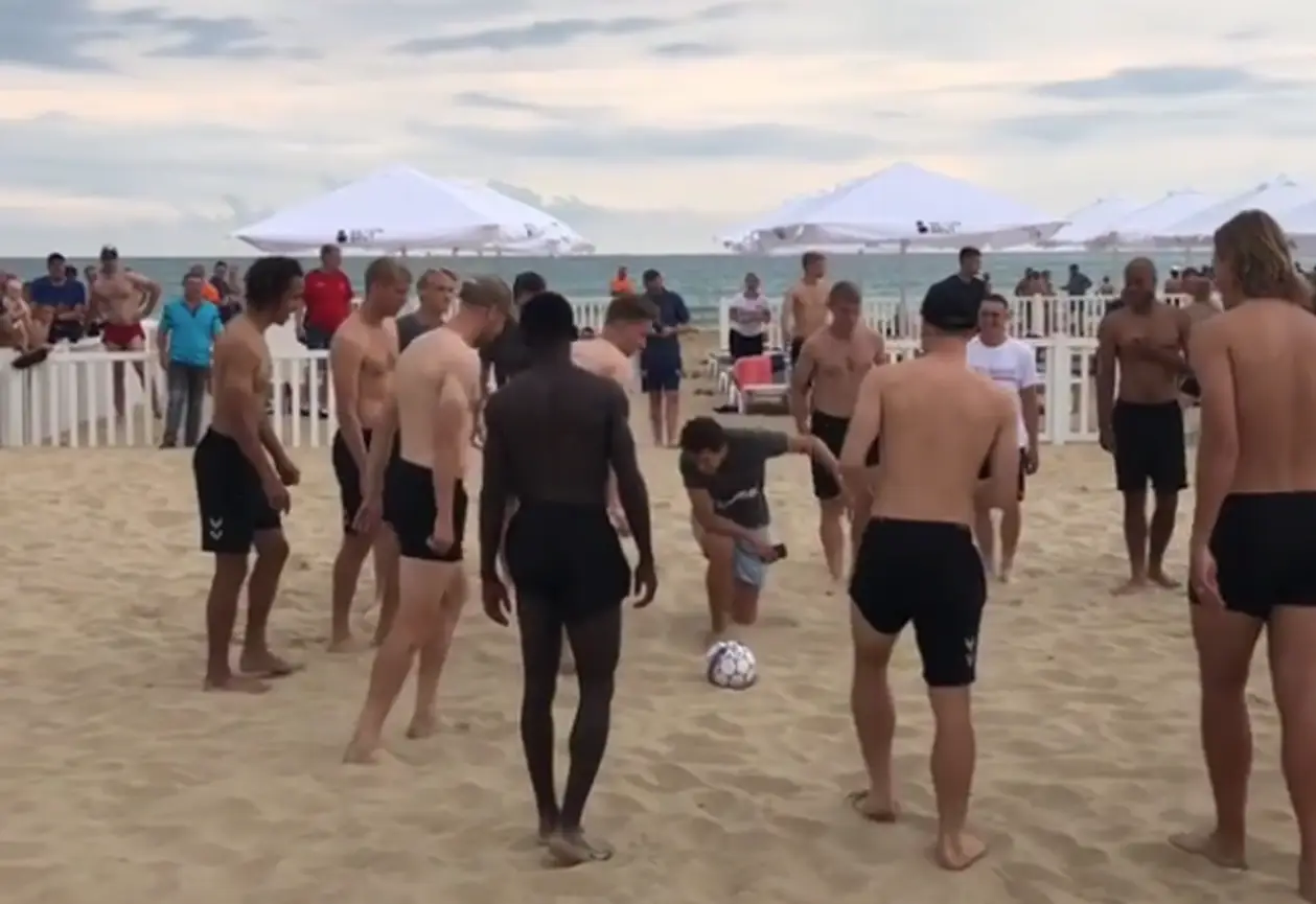 Сборная Дании сыграла с обычными людьми на пляже
