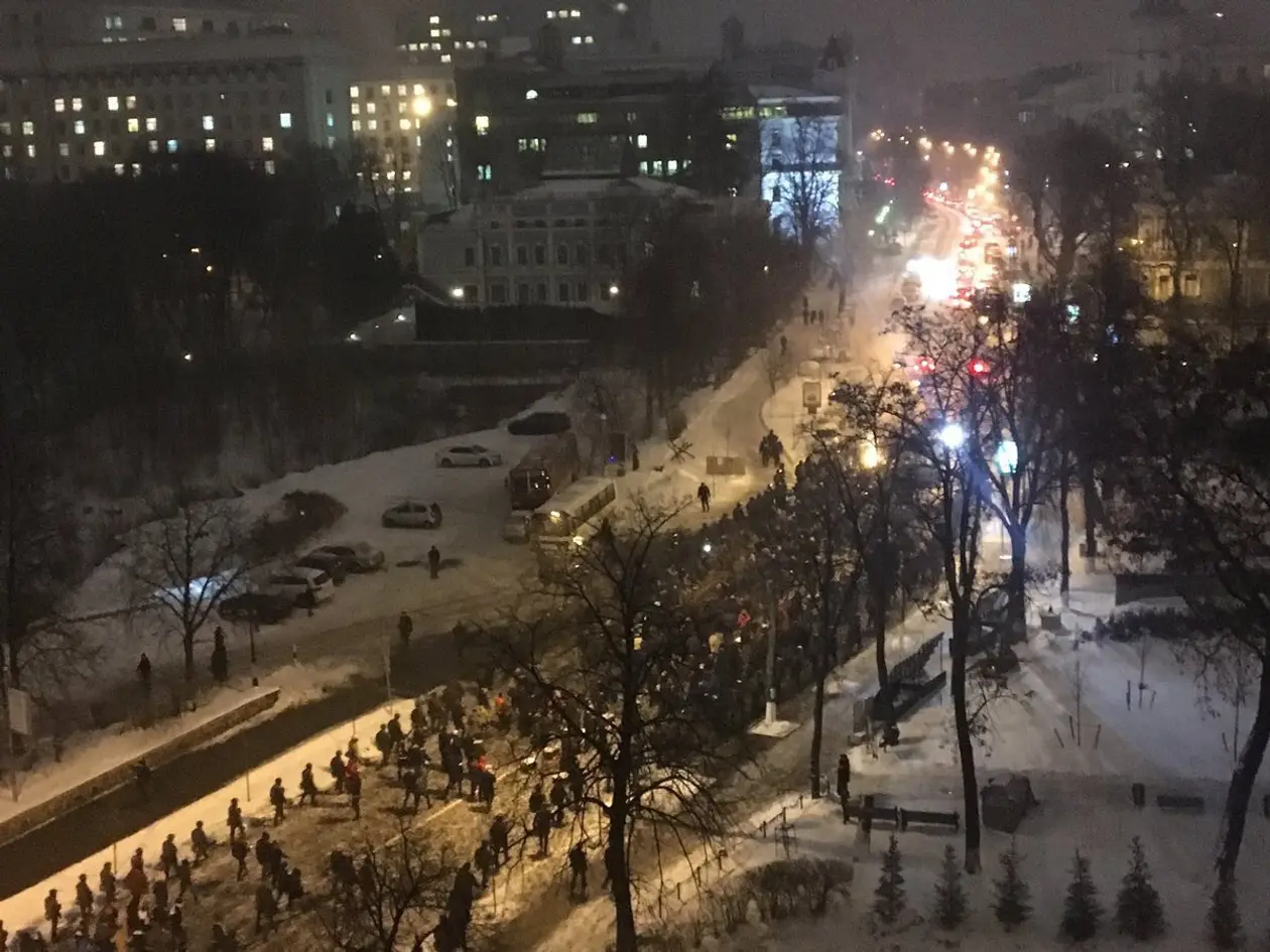 300 участников, 10 раненых: драка ультрас в центре Киева