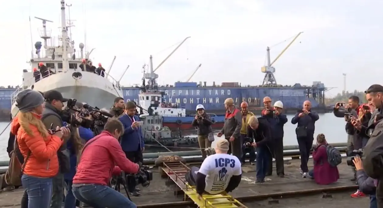 Украинец зубами протащил морское судно и побил мировой рекорд