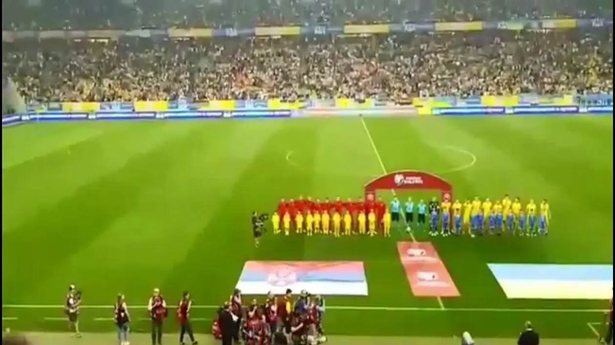 Фанаты сборной Украины заглушили гимн Сербии зарядом «руська курва»