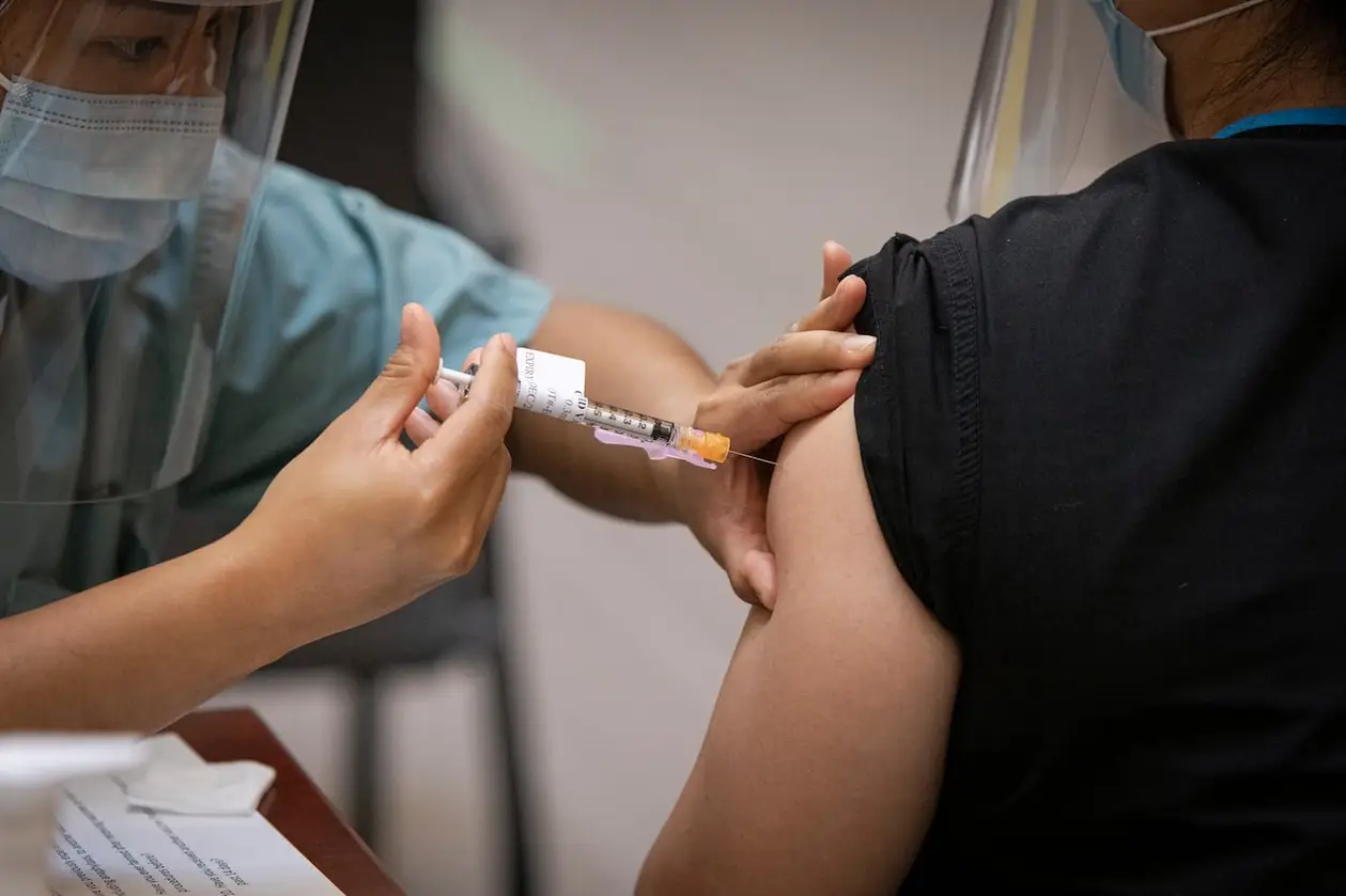 В АПЛ – худший процент вакцинированных среди топ-лиг. Игроков просят активнее прививаться от коронавируса