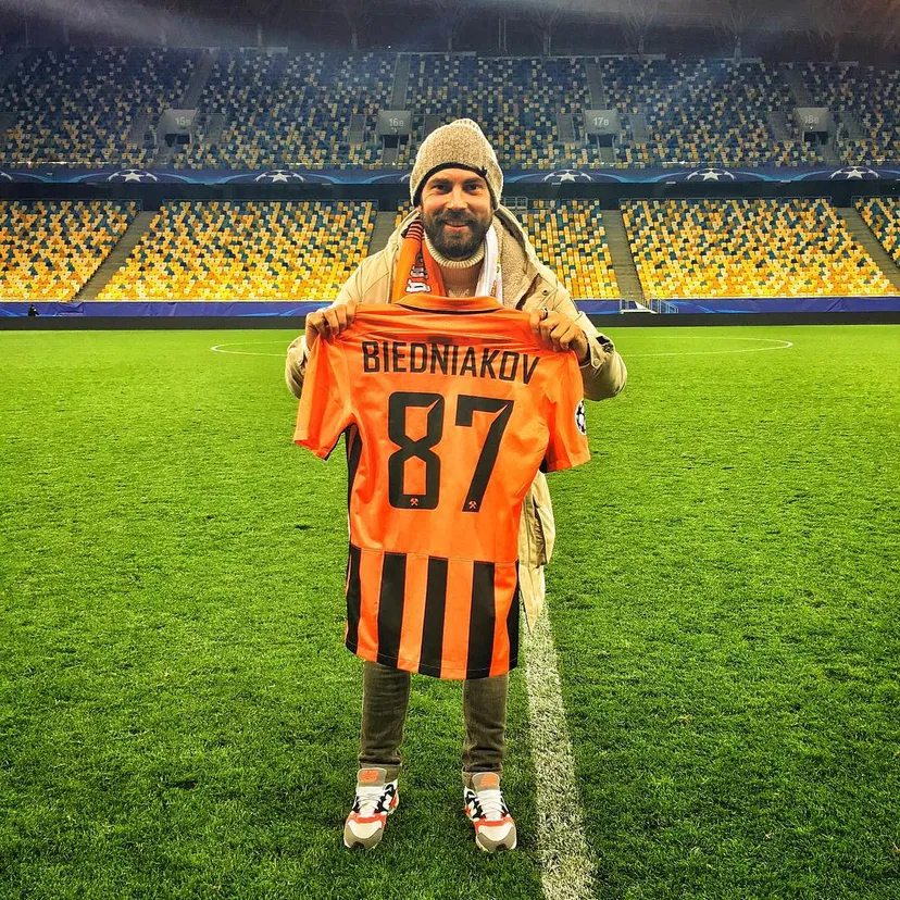 Андрей Бедняков и Шахтер: носит с собой атрибутику клуба, купил футболку Коноплянки на аукционе