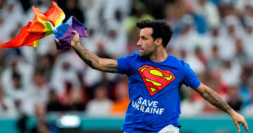 Вболівальник у футболці з надписом «Врятуйте Україну» вибіг на поле під час матчу ЧС. Раніше він допомагав українцям, які тікали від війни