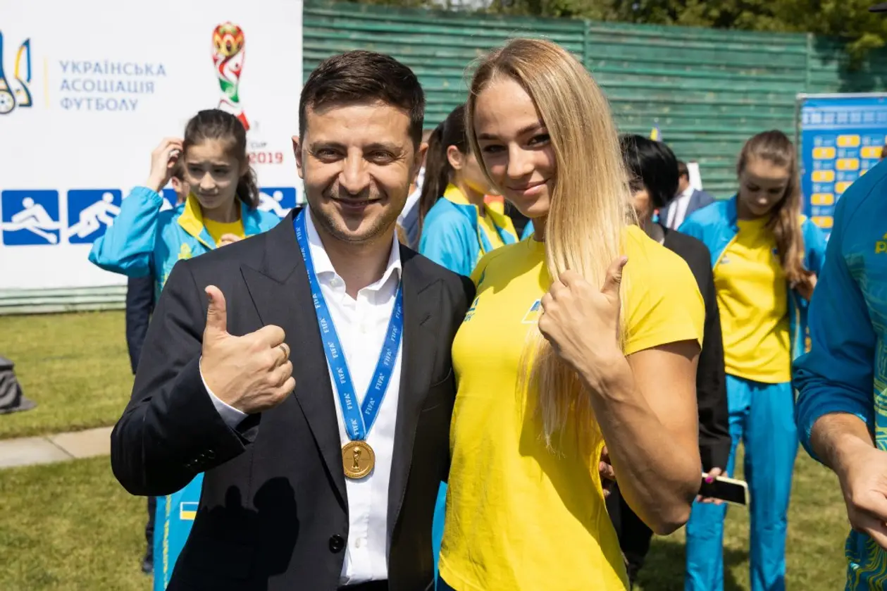 Зеленский встретился со спортсменами-победителями: селфи, улыбки и перспектива Олимпиады в Украине