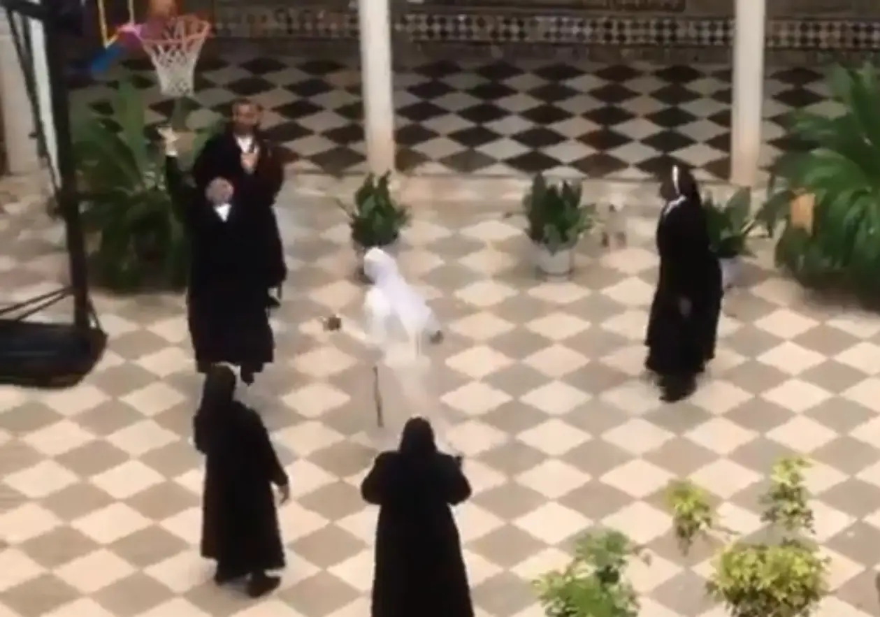 Испанские монахини во время отдыха от пошива масок зарубились в баскетбол 🙏