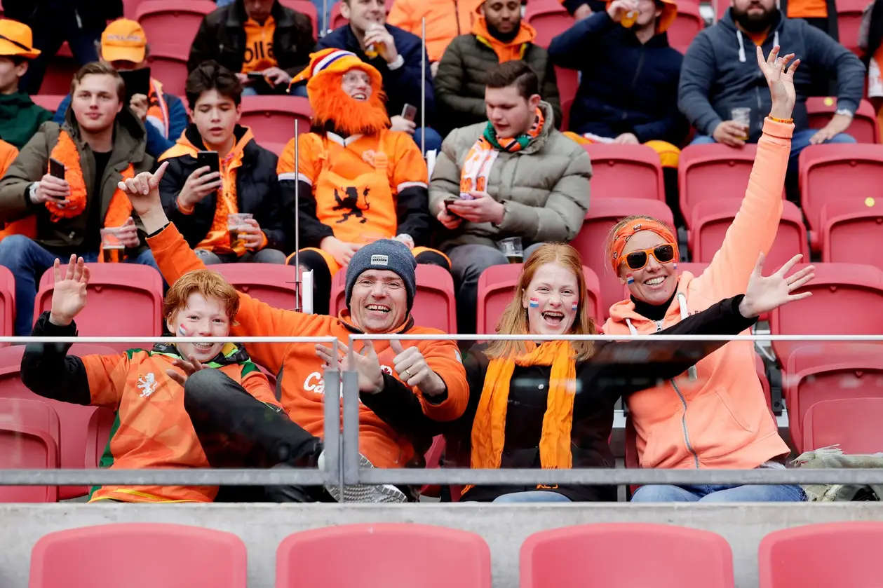На матч Нидерландов пустили 5 тысяч зрителей, распределив их по 9 «пузырям». Это эксперимент, который поможет вернуть фанатов к Евро