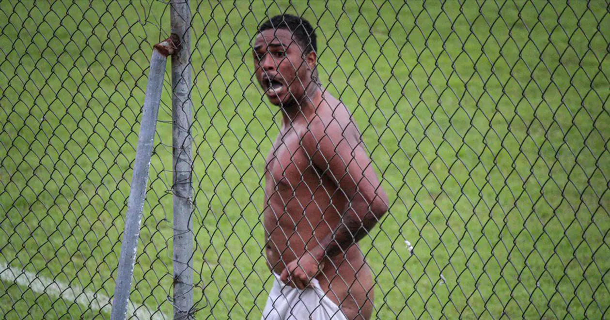 Футболист, празднуя гол, снял трусы в ответ на расистские оскорбления