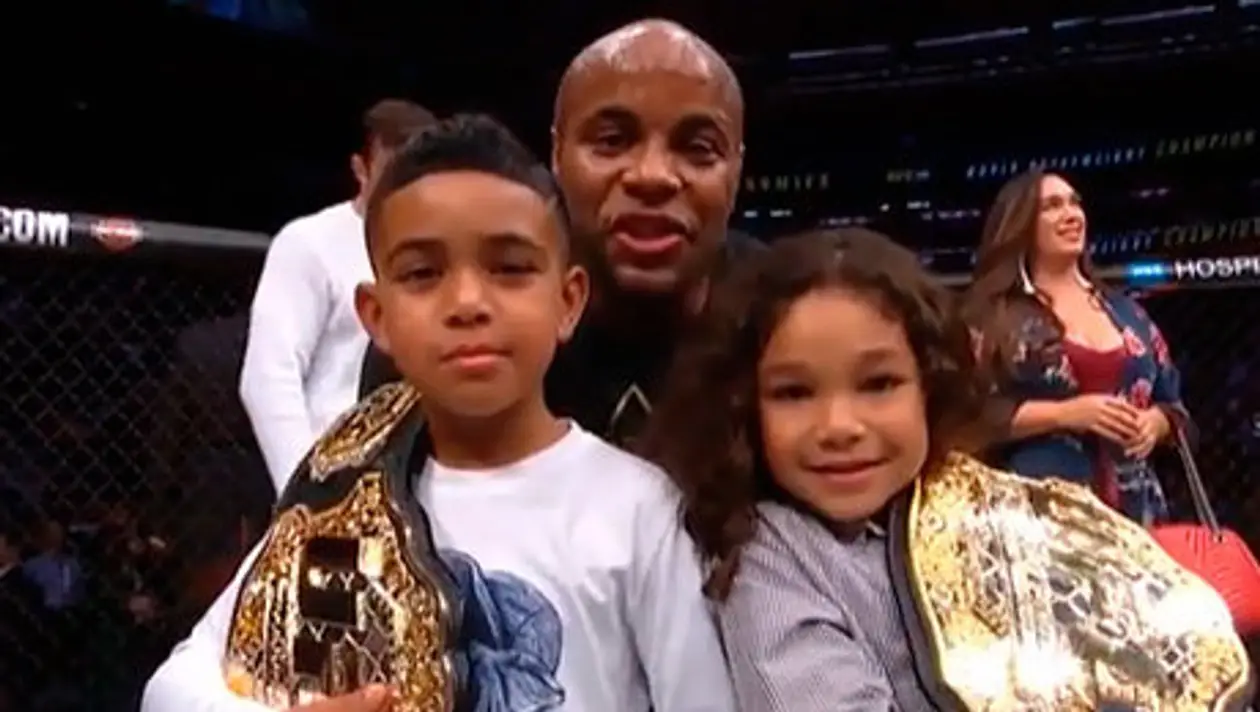 «Кто чемпион? Наш папа!» Боец UFC мило отпраздновал победу с детьми