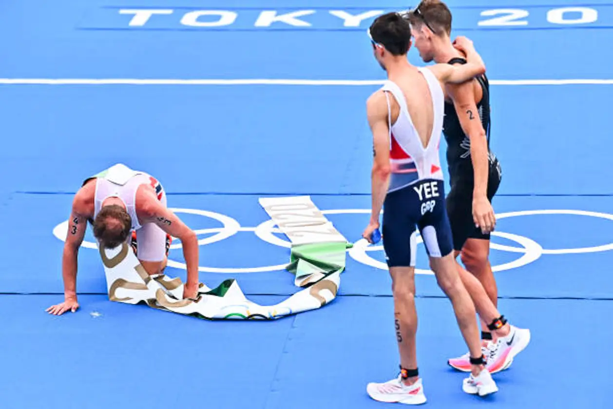 Триатлон в такую жару в Токио – пытка. Норвежец-чемпион рухнул без сил на финише и не мог встать сам