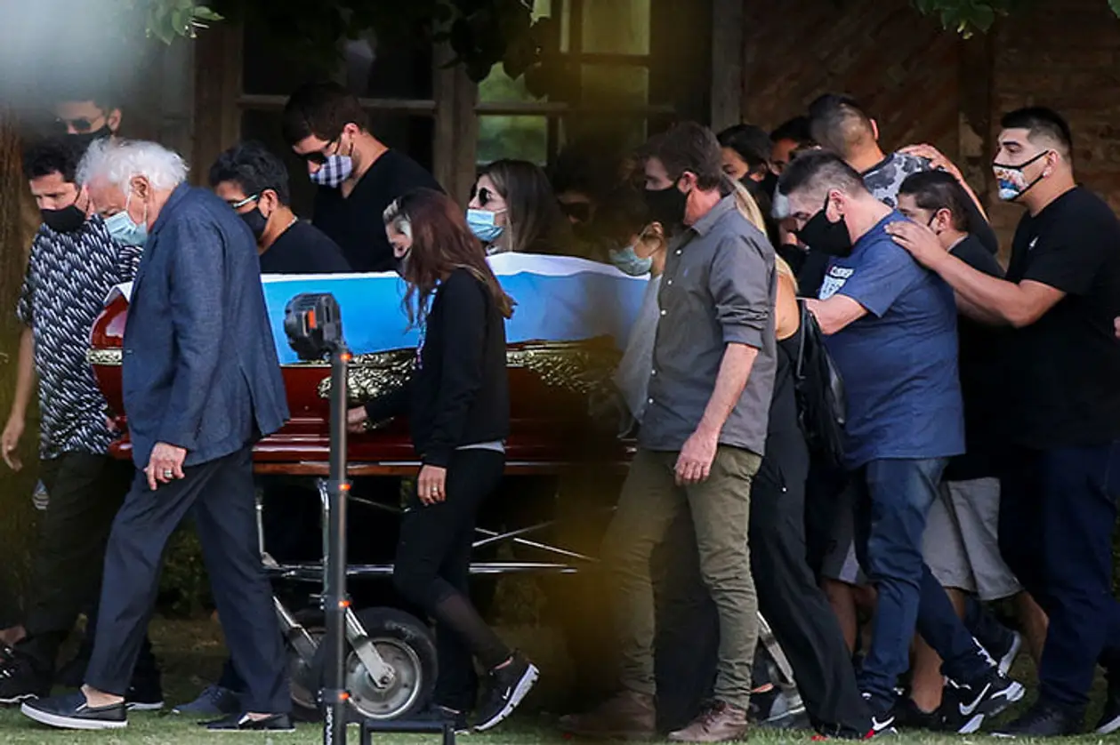 Прощание с Марадоной в Аргентине: были только близкие, похоронили рядом с родителями
